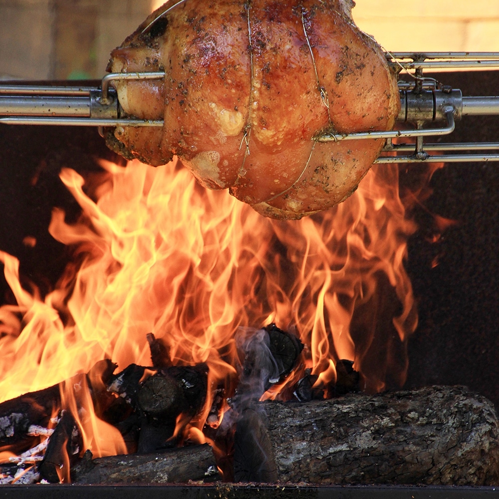 Ambiance chaleureuse dans notre salle de restaurant bistro Intérieur de restaurant décoré murs turquoise et rouge, chaises bois, et tables dressées. Un comptoir buffet est visible au fond.