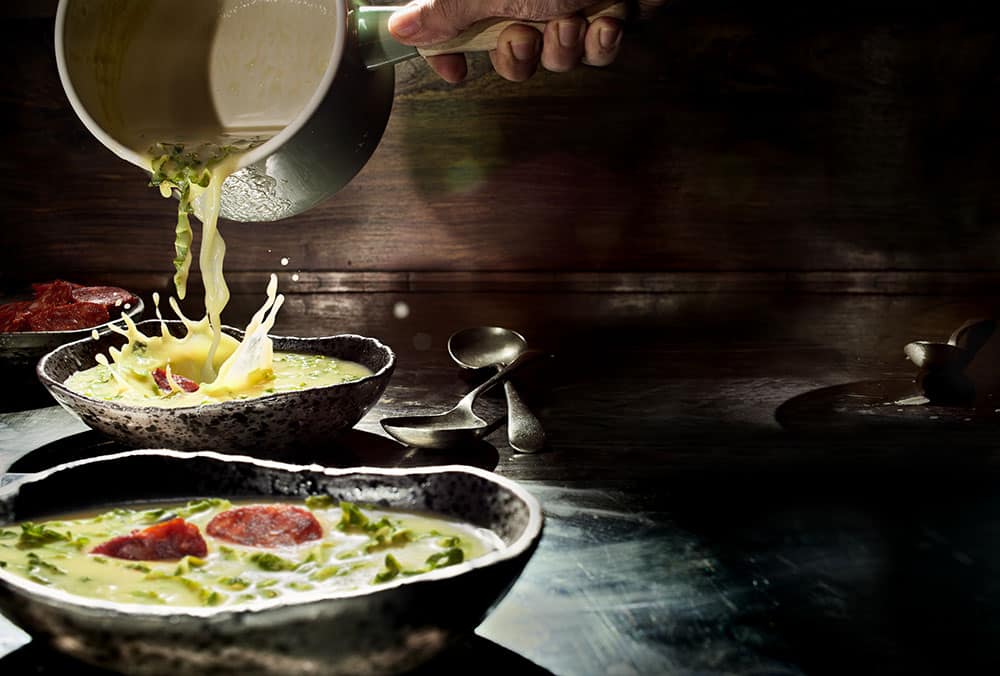 Ambiance chaleureuse dans notre salle de restaurant bistro Intérieur de restaurant décoré murs turquoise et rouge, chaises bois, et tables dressées. Un comptoir buffet est visible au fond.