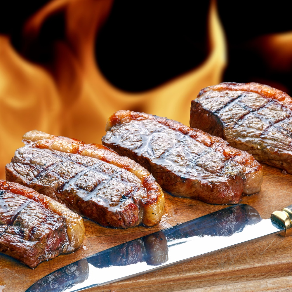 Ambiance chaleureuse dans notre salle de restaurant bistro Intérieur de restaurant décoré murs turquoise et rouge, chaises bois, et tables dressées. Un comptoir buffet est visible au fond.